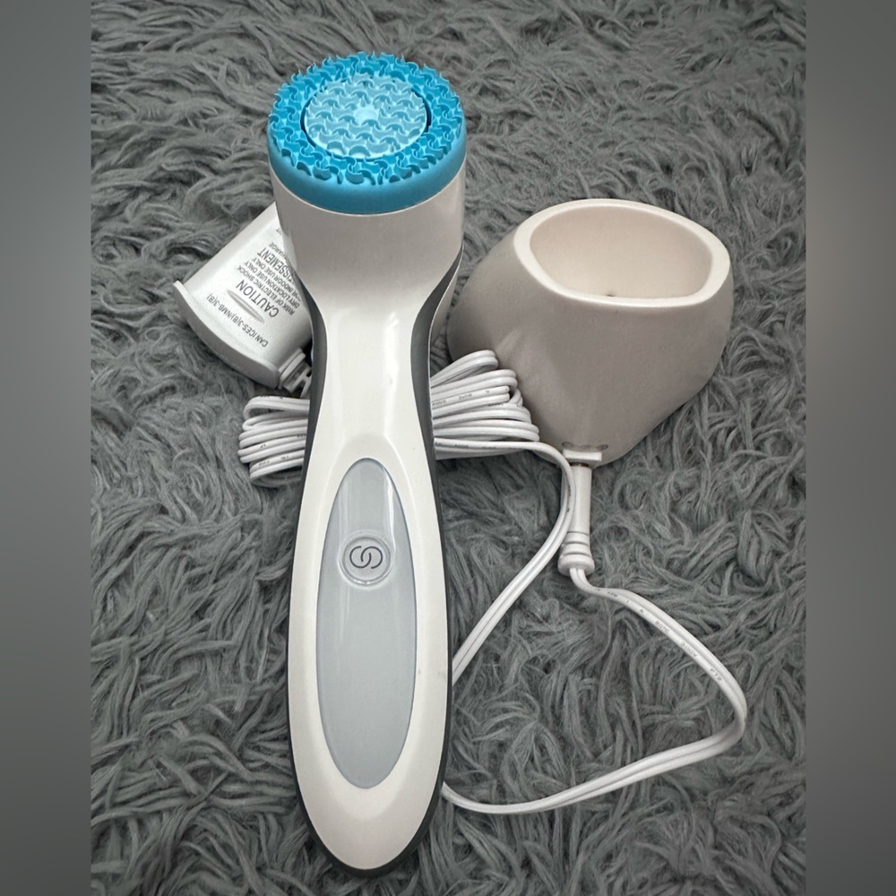 Nu Skin genLOC LumiSpa facial device
System Device Treatment Head
Charging Base